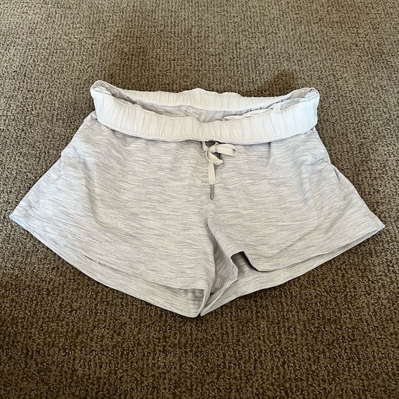 Lululemon On The Fly Short 2.5" in Wee Are From Space Nimbus Battleship – Size 8 - Picture 3 of 5